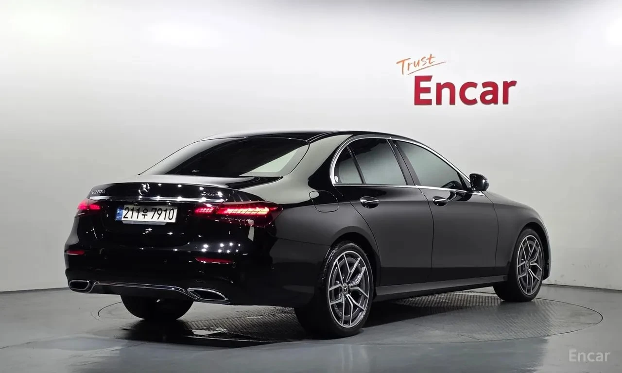 Mercedes-Benz E 220 d 4MATIC AMG Line/ДИСТРОНИК/360/ПОДГРЕВ/ШИБЕДАХ, снимка 2 - Автомобили и джипове - 55951565