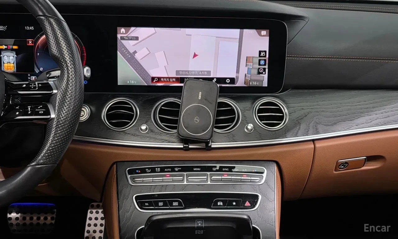 Mercedes-Benz E 220 d 4MATIC AMG Line/ДИСТРОНИК/360/ПОДГРЕВ/ШИБЕДАХ, снимка 14 - Автомобили и джипове - 55951565