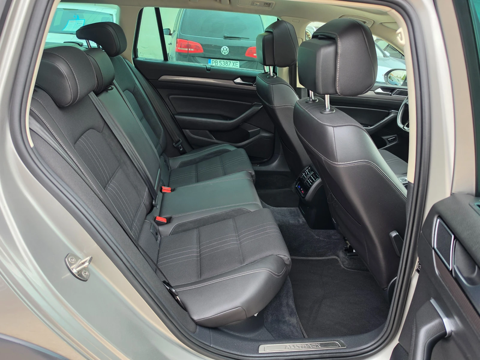 VW Passat ALLTRACK 2.0TDI /6-Скорости/LED/NAVI/4X4/, снимка 14 - Автомобили и джипове - 56272244