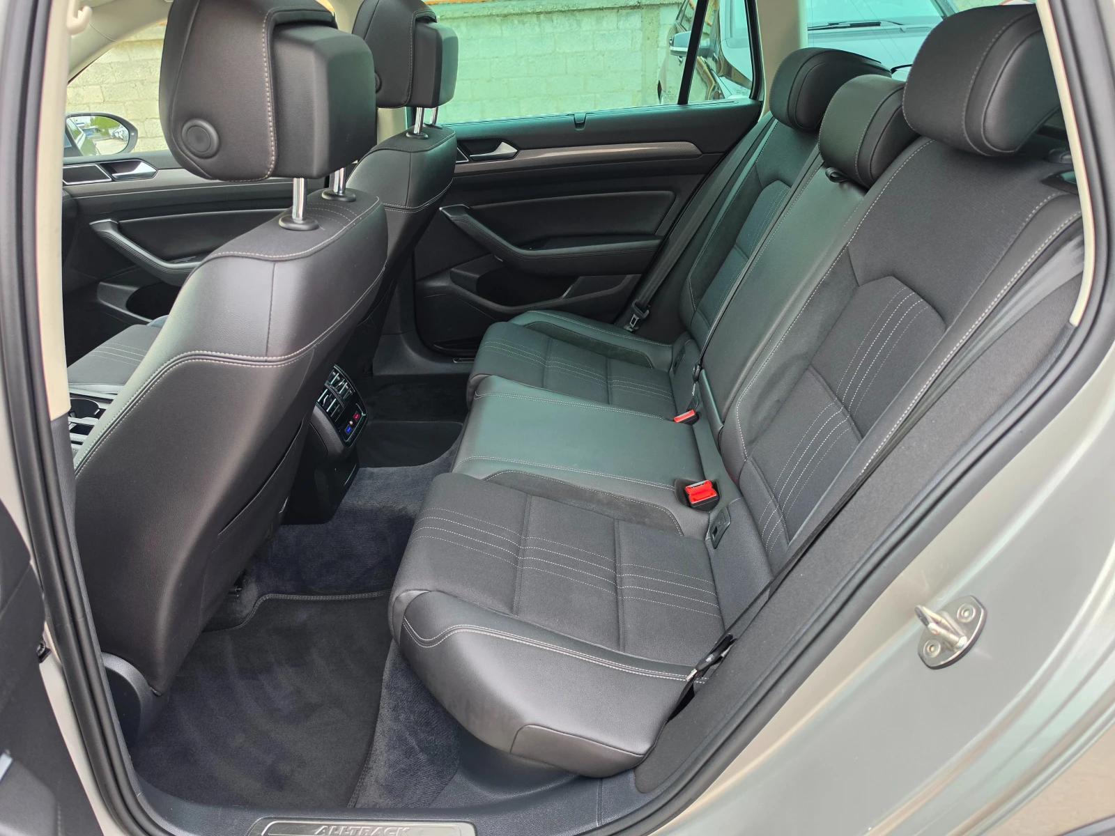 VW Passat ALLTRACK 2.0TDI /6-Скорости/LED/NAVI/4X4/, снимка 13 - Автомобили и джипове - 56272244