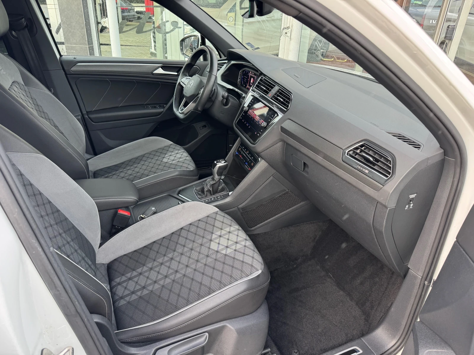 VW Tiguan 2.0TDI#R-LINE#MATRIX#KEYLESS#360* CAM#PANORAMA - изображение 10