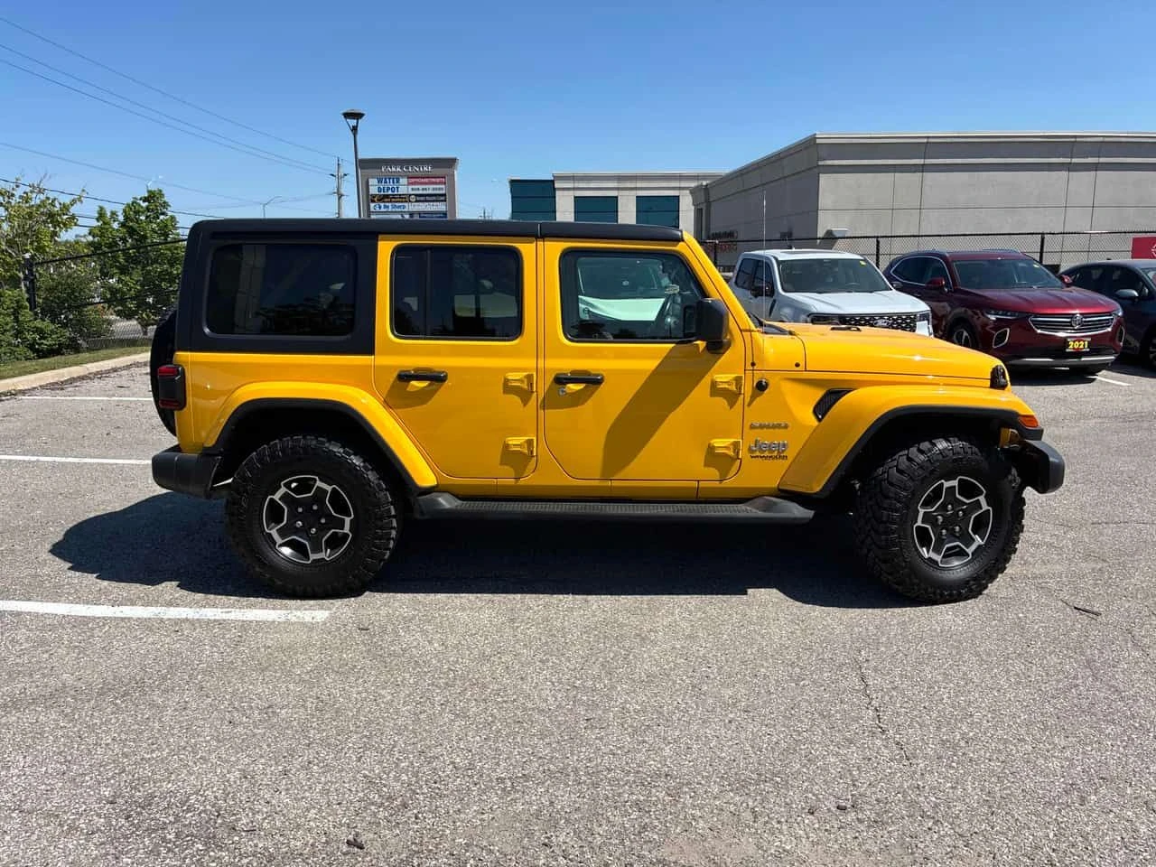 Jeep Wrangler * Sahara * АВТОКРЕДИТ * ОТ ПРЕДСТАВИТЕЛСТВО, снимка 4 - Автомобили и джипове - 54775876
