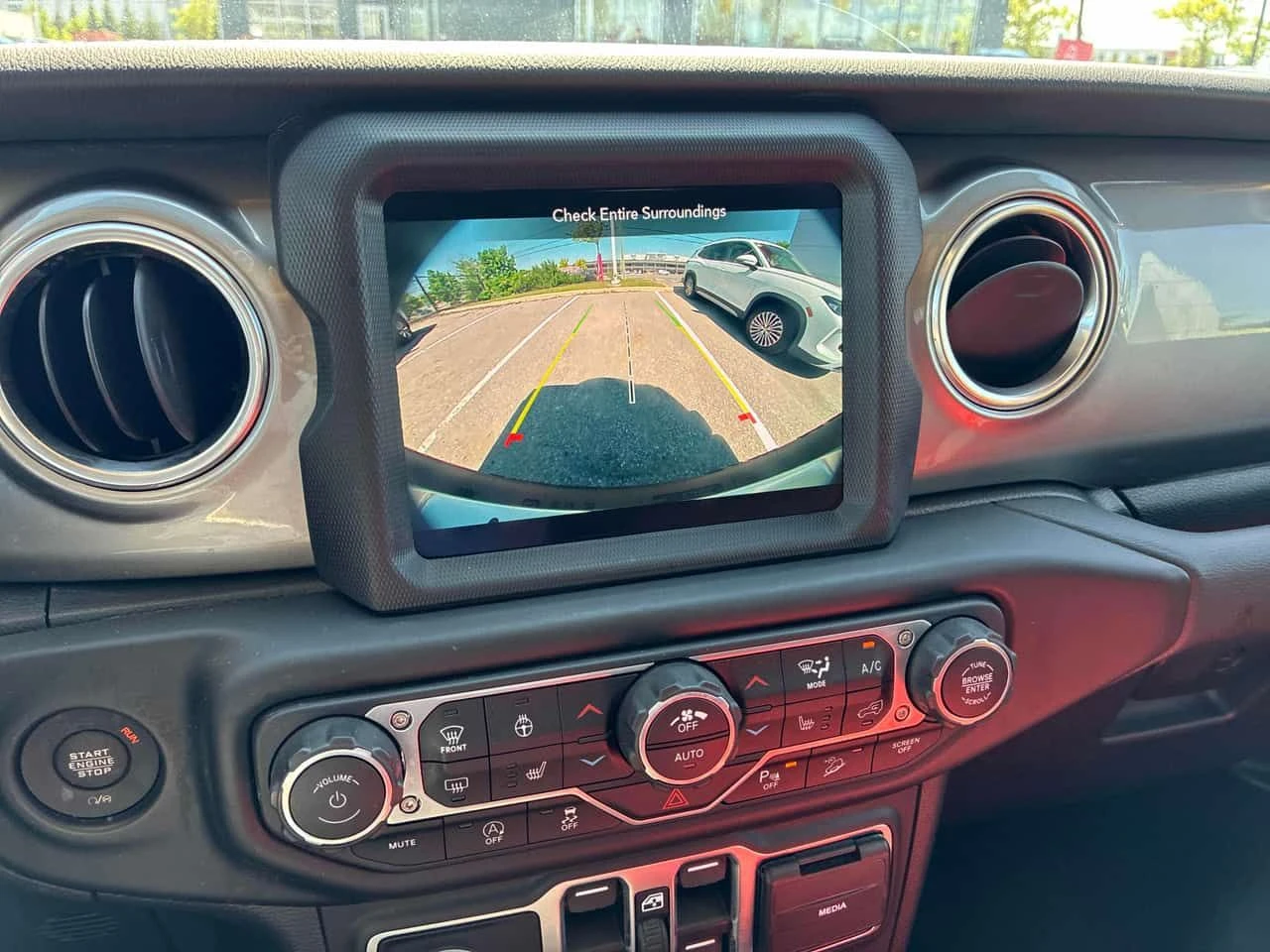 Jeep Wrangler * Sahara * АВТОКРЕДИТ * ОТ ПРЕДСТАВИТЕЛСТВО, снимка 10 - Автомобили и джипове - 54775876
