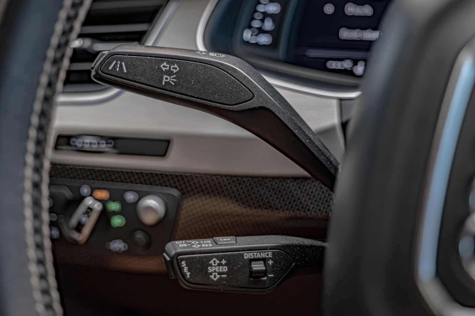 Audi SQ7 4.0TDI/Virtual/Carbon/HuD/Bose/Distronik/Lane Assi, снимка 14 - Автомобили и джипове - 55631346