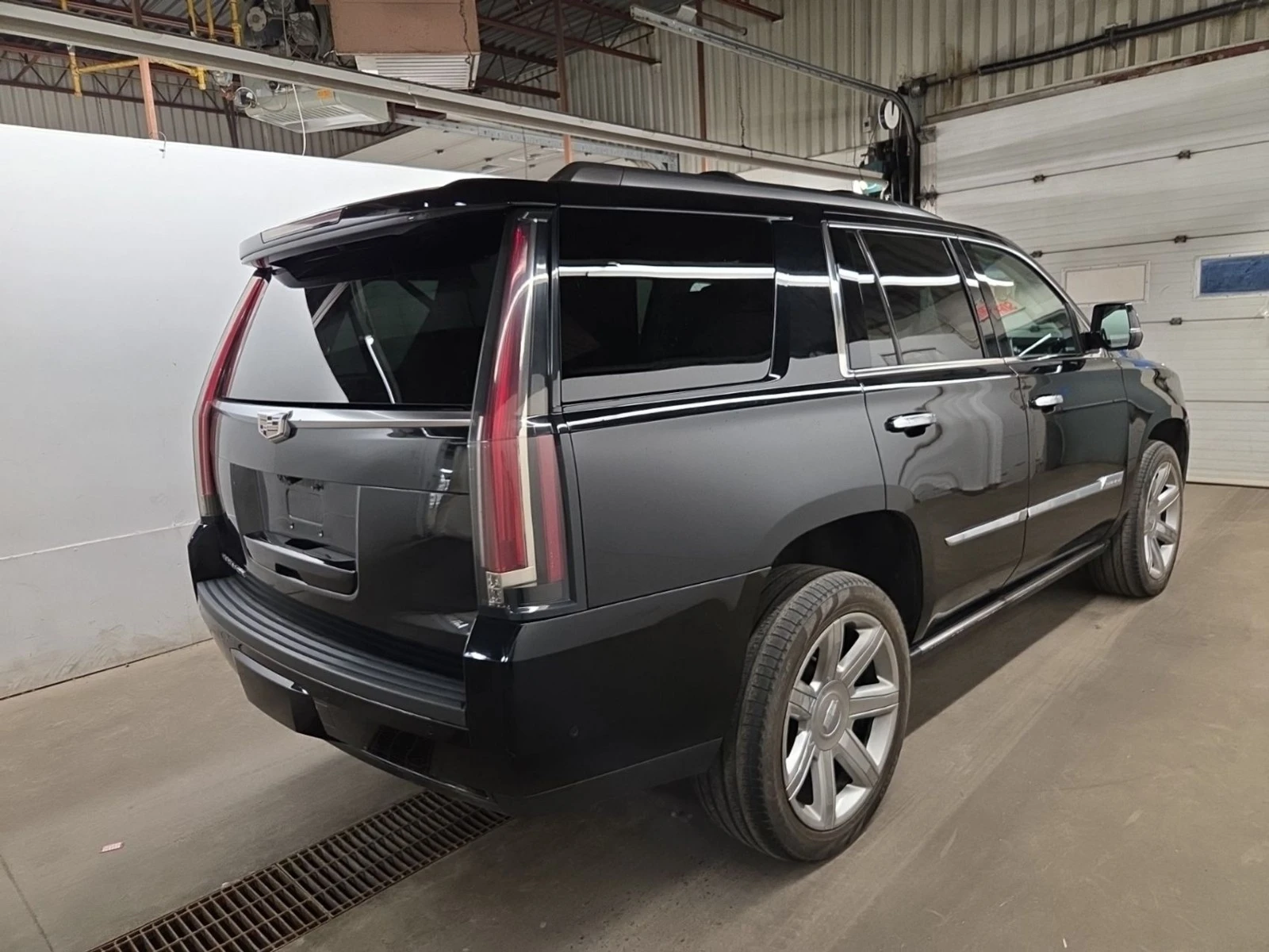 Cadillac Escalade | LUXURY PREMIUM | Цена до България & АвтоКредит, снимка 3 - Автомобили и джипове - 56252312
