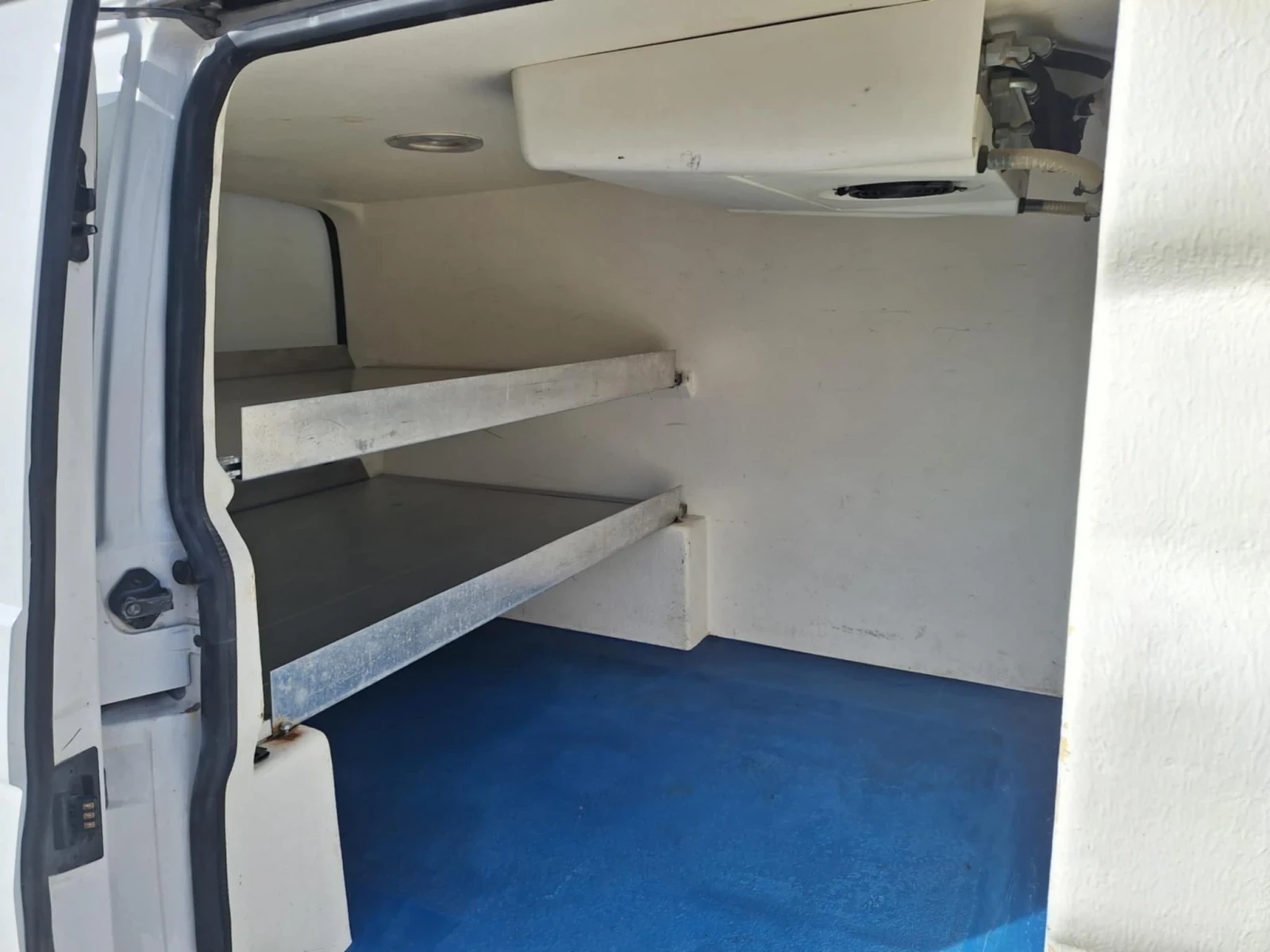 VW Transporter 2.0 TDI 102 кс 2011год Минусов Хладилен, снимка 8 - Бусове и автобуси - 54563869