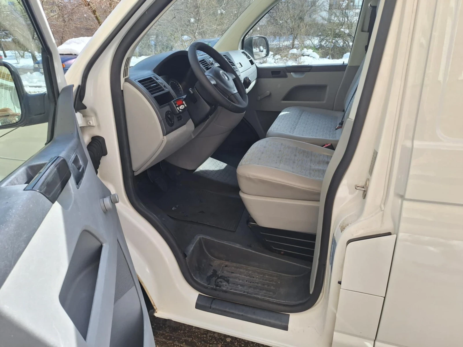 VW Transporter 2.0 TDI 102 кс 2011год Минусов Хладилен, снимка 10 - Бусове и автобуси - 54563869