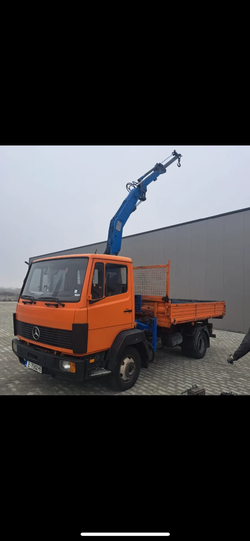 Mercedes-Benz 814 Тристранен самосвал с кран, снимка 2 - Камиони - 48559790