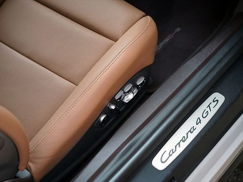 Porsche 911 Carrera 4 GTS| 450к.с.| ВКЛ.ТЕХНОТЕСТ, снимка 13 - Автомобили и джипове - 55375005