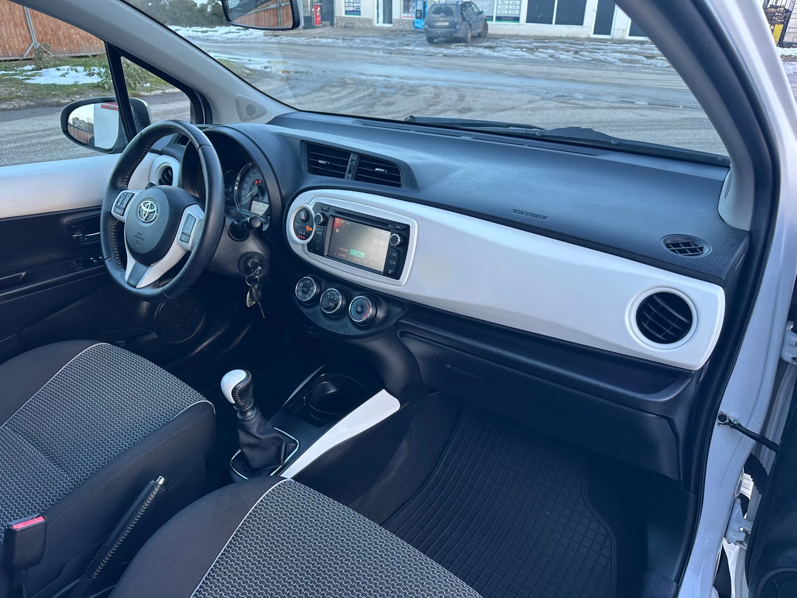 Toyota Yaris 1.3VVT-i 119000�� Black&White Design | Mobile.bg � ����������� 13