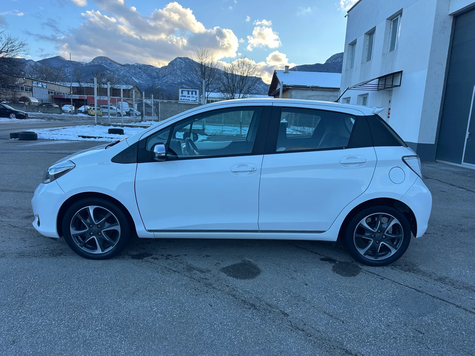 Toyota Yaris 1.3VVT-i 119000км Black&White Design - изображение 4