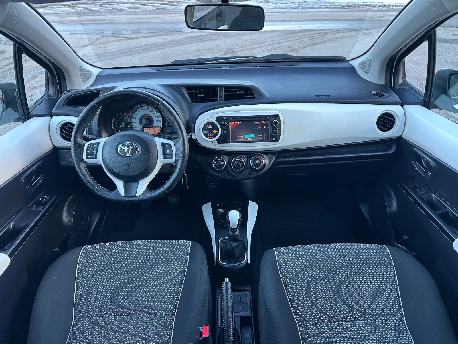 Toyota Yaris 1.3VVT-i 119000�� Black&White Design | Mobile.bg � ����������� 12
