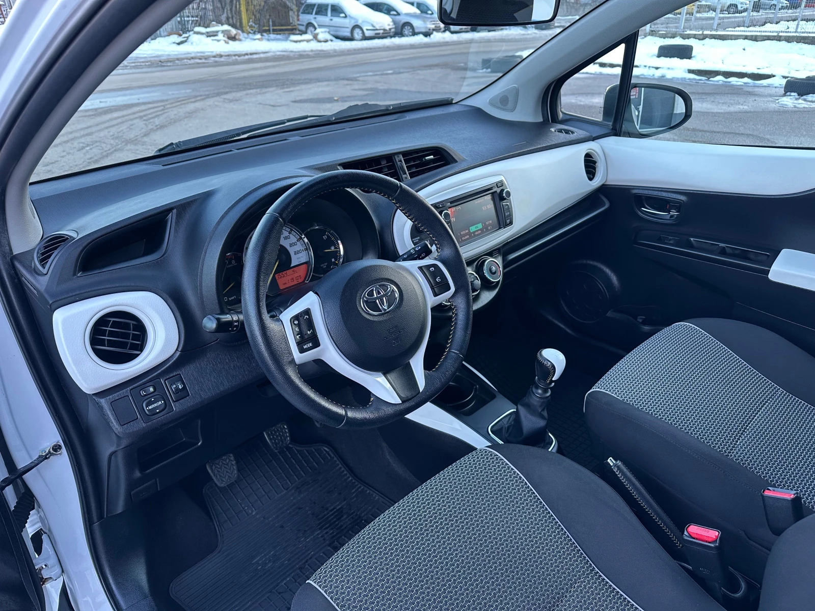 Toyota Yaris 1.3VVT-i 119000�� Black&White Design | Mobile.bg � ����������� 11