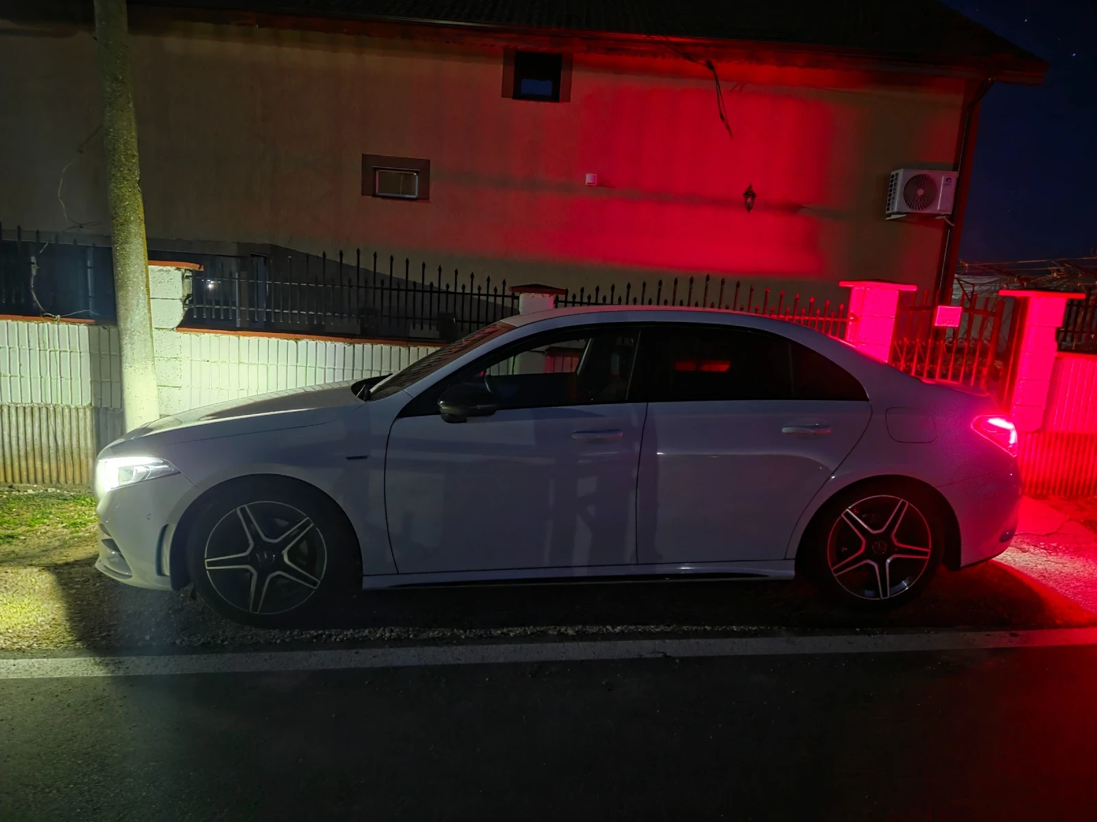 Mercedes-Benz A 200 AMG Line Premium, снимка 10 - Автомобили и джипове - 53830569