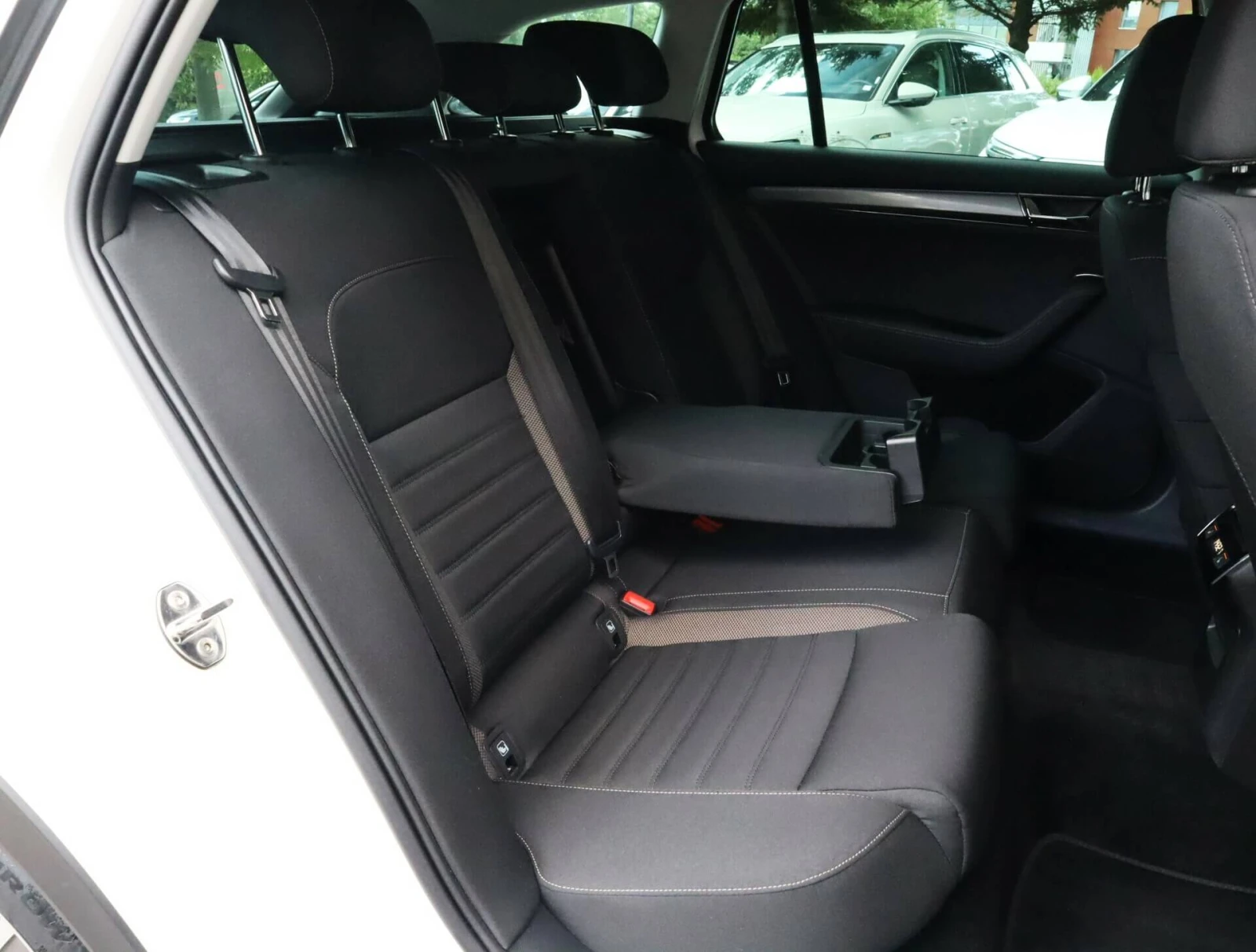 Skoda Superb 2.0TDI/4X4 Scout/DSG/Подгрев/Камера/Virtual/Distro, снимка 9 - Автомобили и джипове - 55235543