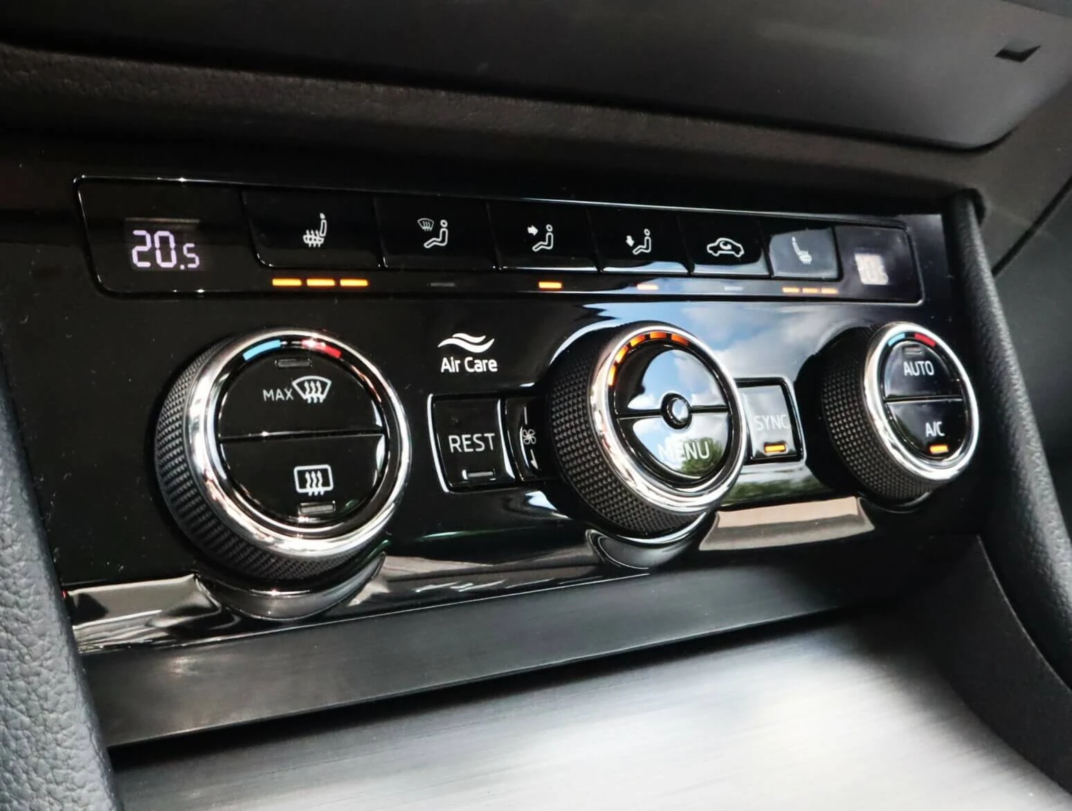 Skoda Superb 2.0TDI/4X4 Scout/DSG/Подгрев/Камера/Virtual/Distro, снимка 11 - Автомобили и джипове - 55235543
