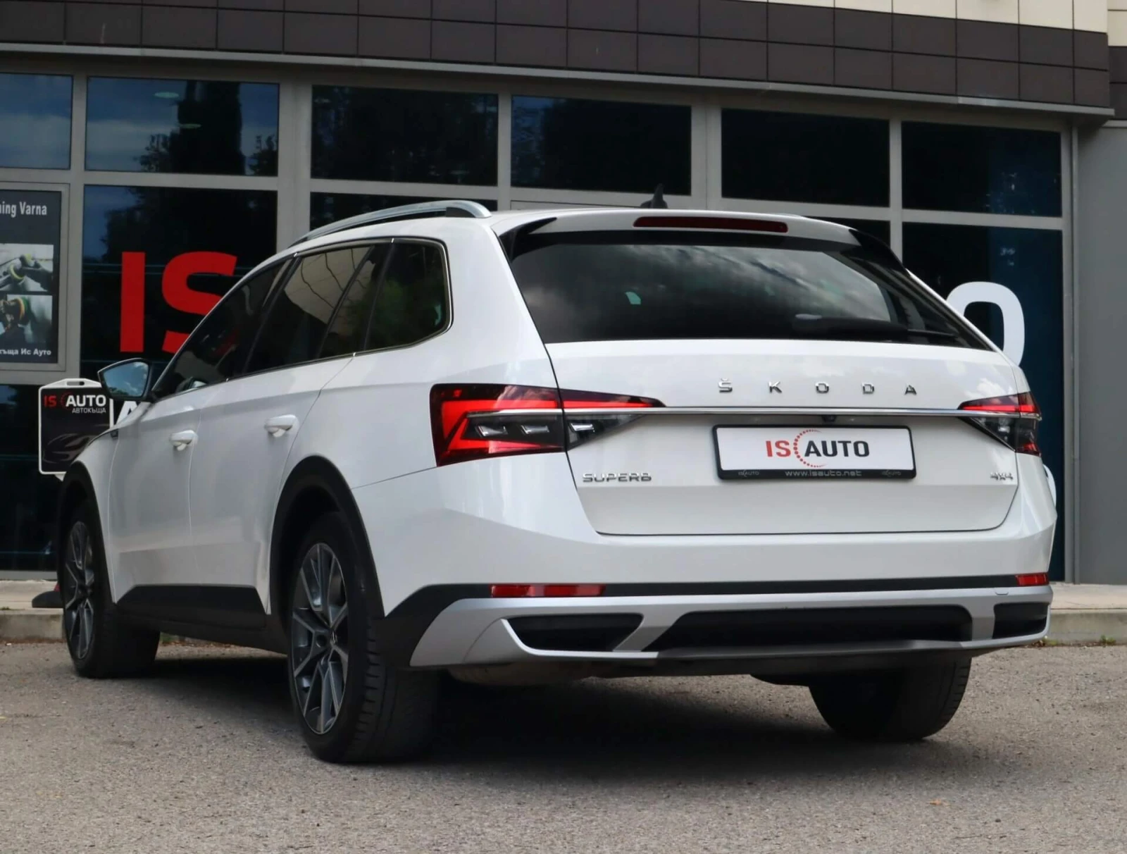 Skoda Superb 2.0TDI/4X4 Scout/DSG/Подгрев/Камера/Virtual/Distro, снимка 4 - Автомобили и джипове - 55235543