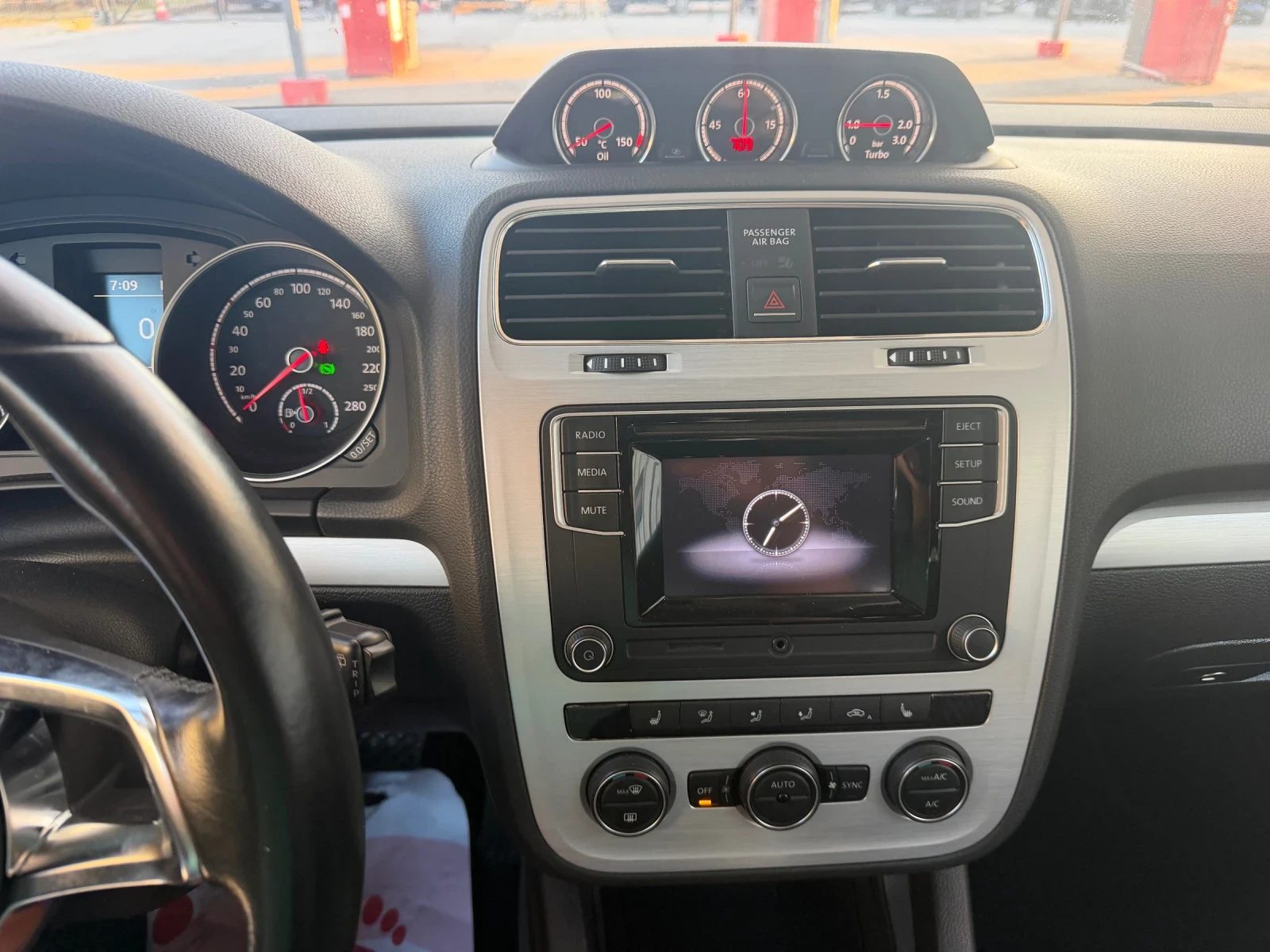 VW Scirocco 2.0TDI-190kc-Avtomat-101000km Individual Top, снимка 13 - Автомобили и джипове - 55893777