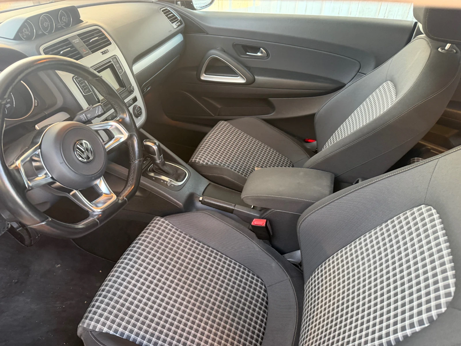 VW Scirocco 2.0TDI-190kc-Avtomat-101000km Individual Top, снимка 14 - Автомобили и джипове - 55893777
