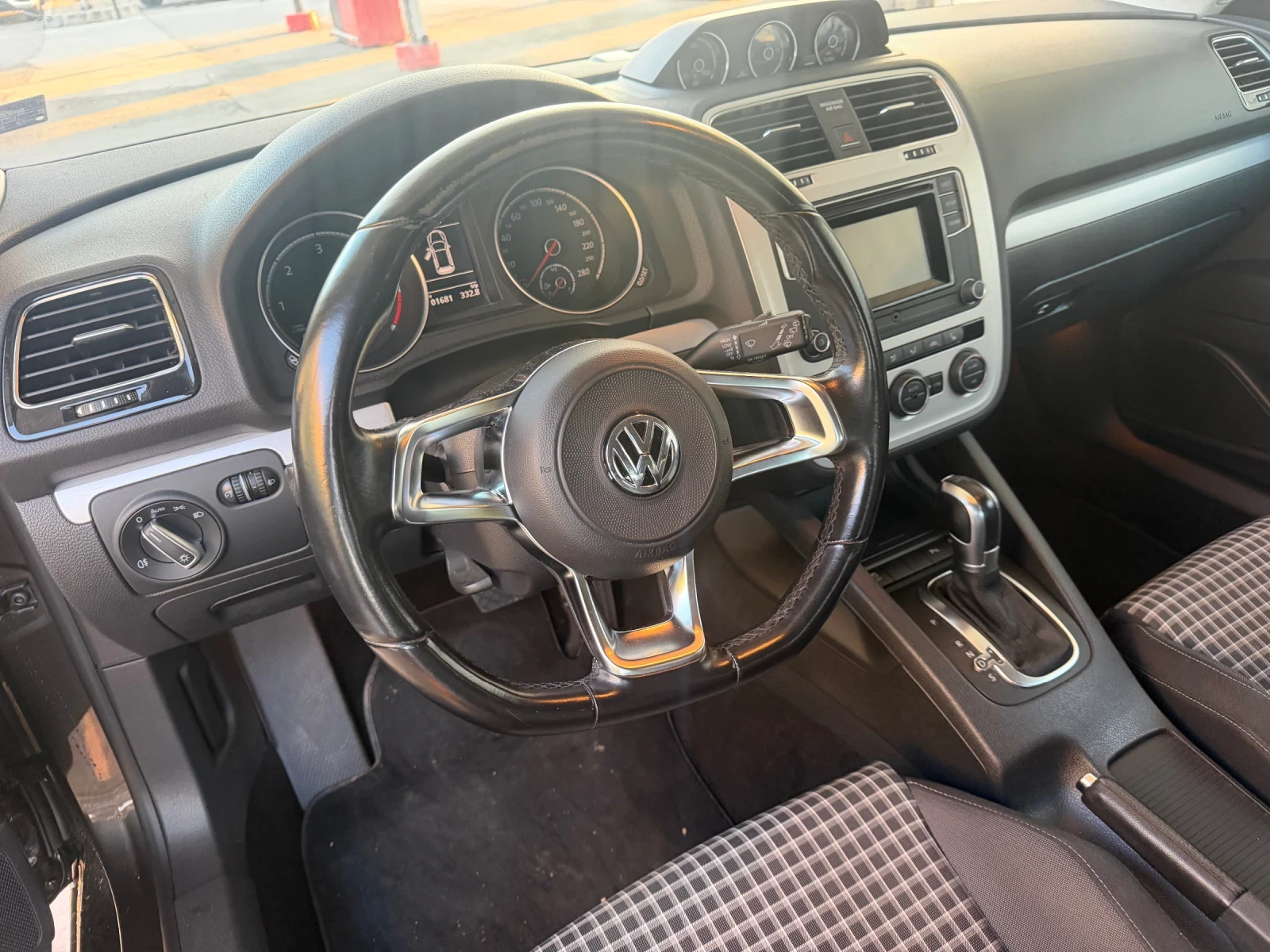 VW Scirocco 2.0TDI-190kc-Avtomat-101000km Individual Top, снимка 10 - Автомобили и джипове - 55893777