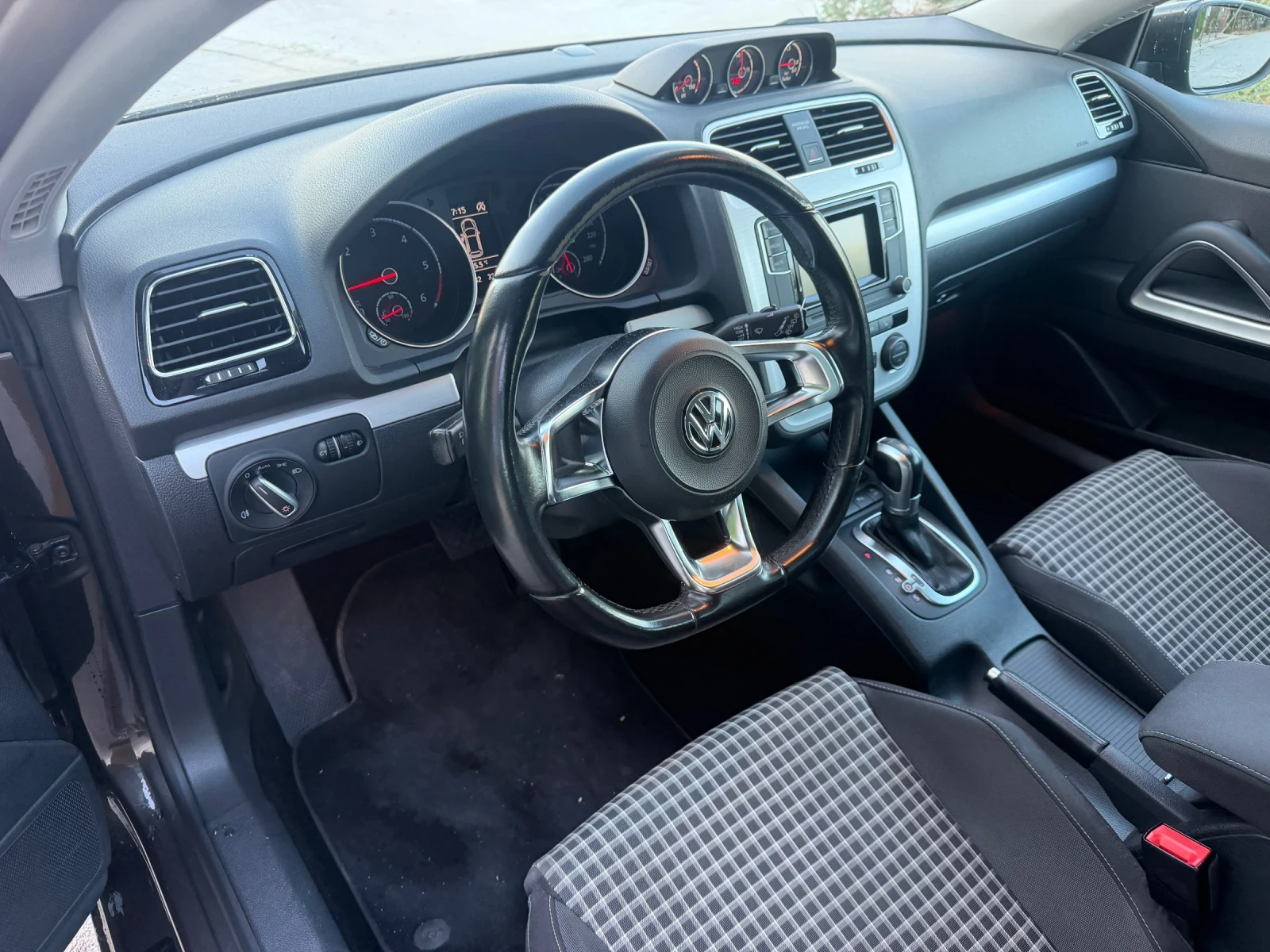 VW Scirocco 2.0TDI-190kc-Avtomat-101000km Individual Top, снимка 12 - Автомобили и джипове - 55893777