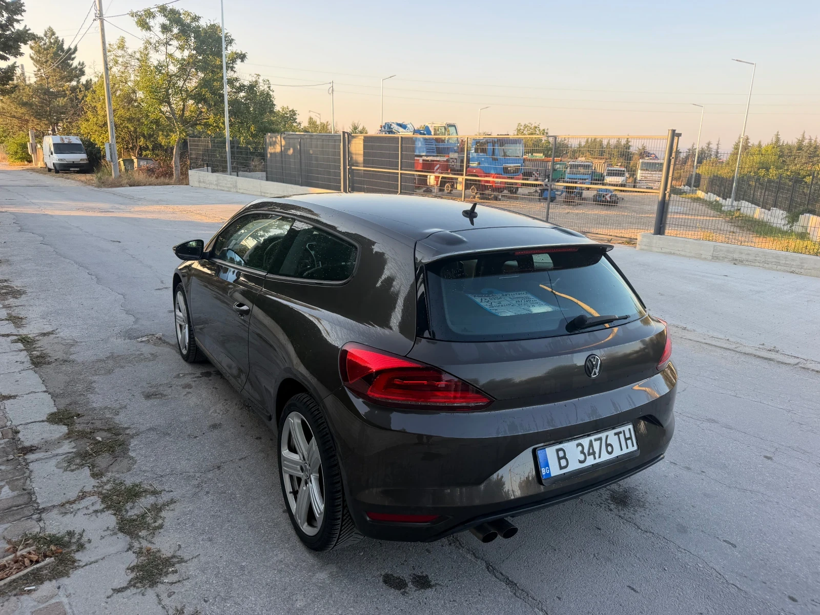 VW Scirocco 2.0TDI-190kc-Avtomat-101000km Individual Top, снимка 5 - Автомобили и джипове - 55893777