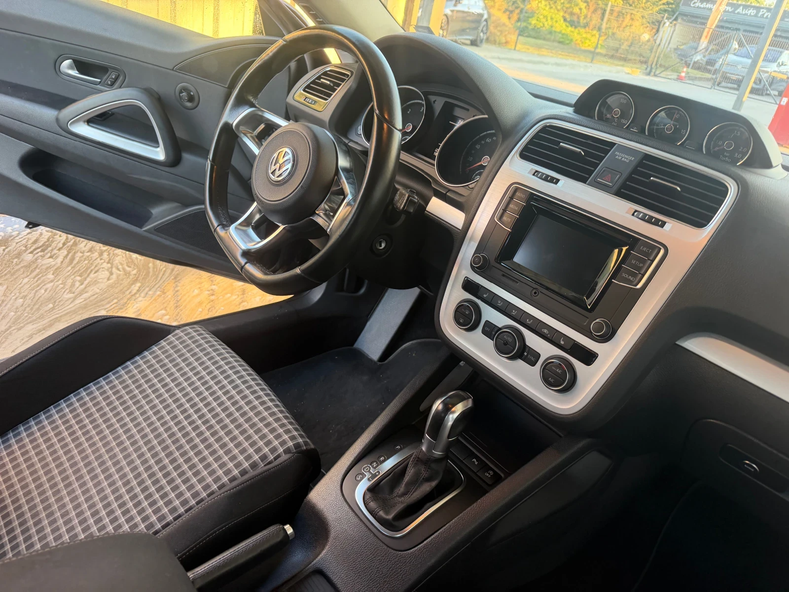 VW Scirocco 2.0TDI-190kc-Avtomat-101000km Individual Top, снимка 11 - Автомобили и джипове - 55893777