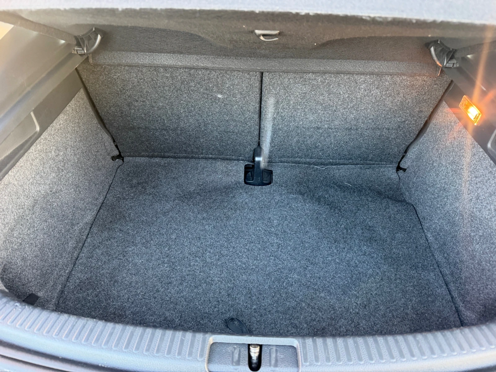 VW Scirocco 2.0TDI-190kc-Avtomat-101000km Individual Top, снимка 17 - Автомобили и джипове - 55893777