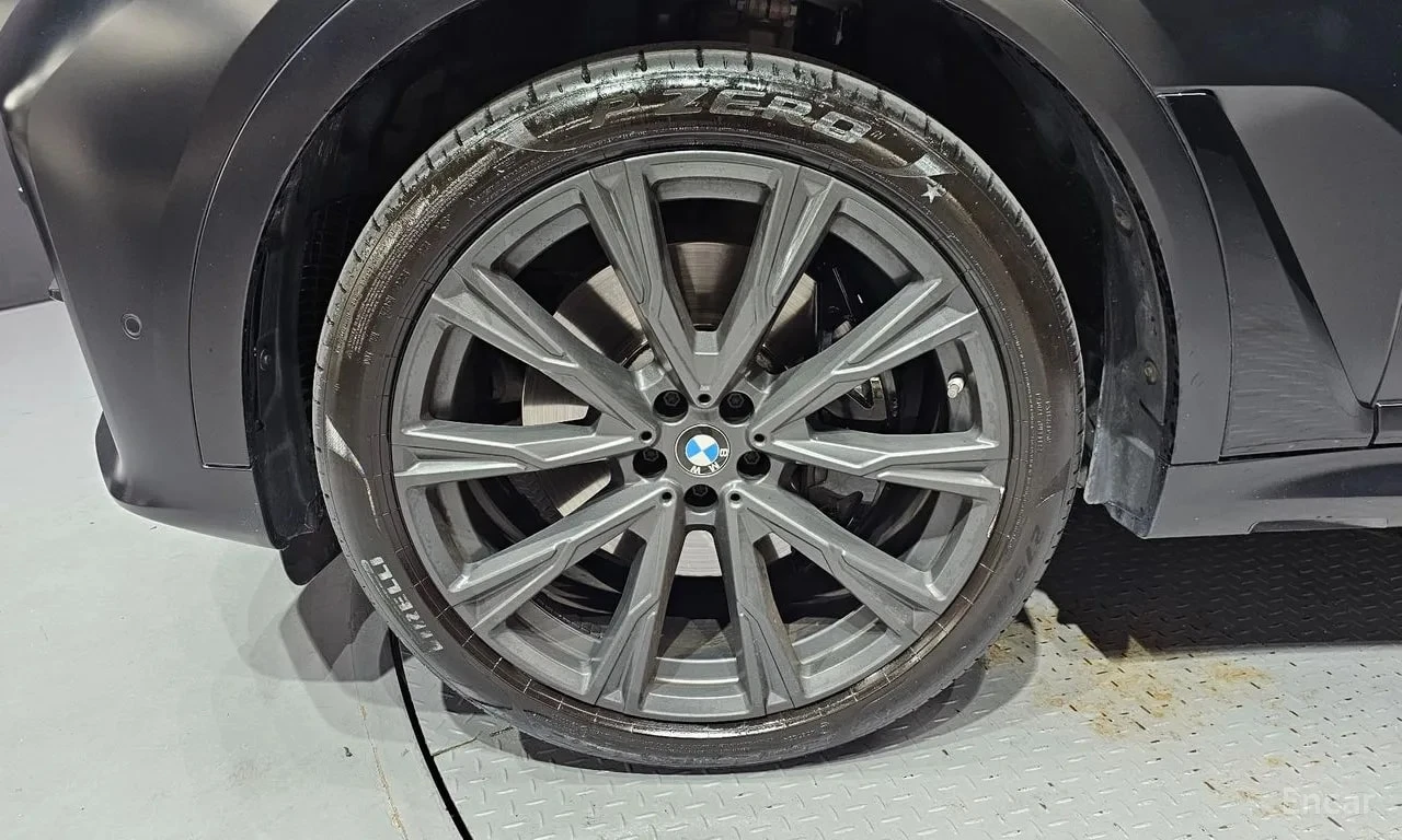 BMW X7 * M50i Frozen Black Edition 6STR * АВТОКРЕДИТ* , снимка 5 - Автомобили и джипове - 55978618