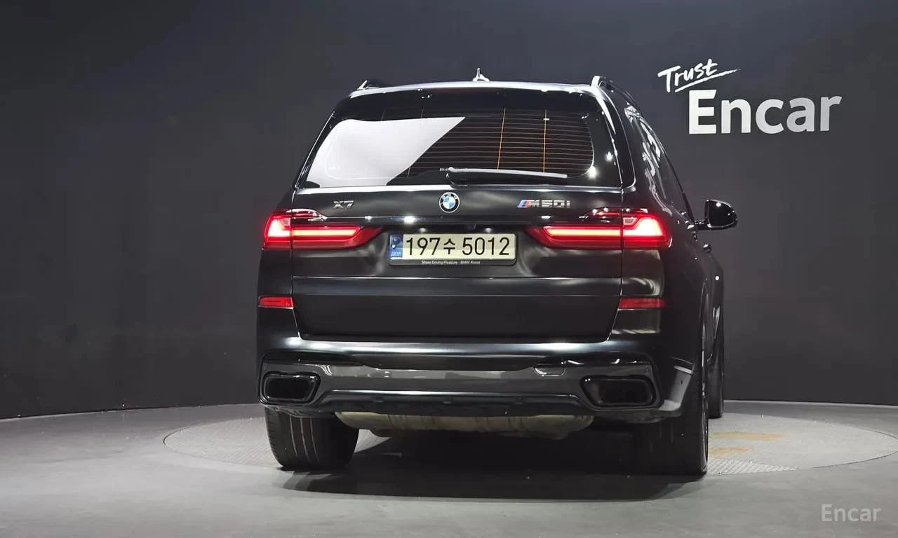 BMW X7 * M50i Frozen Black Edition 6STR * АВТОКРЕДИТ* , снимка 4 - Автомобили и джипове - 55978618