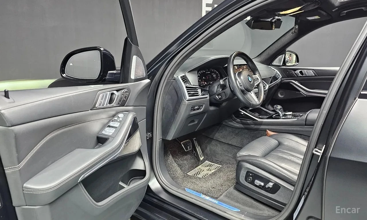 BMW X7 * M50i Frozen Black Edition 6STR * АВТОКРЕДИТ* , снимка 10 - Автомобили и джипове - 55978618