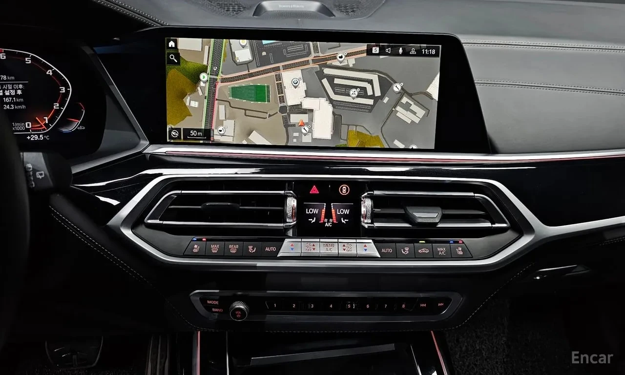 BMW X7 * M50i Frozen Black Edition 6STR * АВТОКРЕДИТ* , снимка 14 - Автомобили и джипове - 55978618