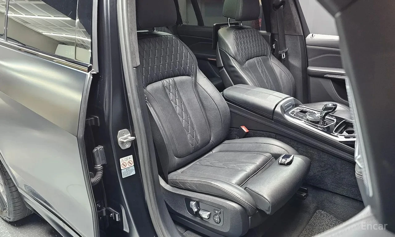 BMW X7 * M50i Frozen Black Edition 6STR * АВТОКРЕДИТ* , снимка 11 - Автомобили и джипове - 55978618