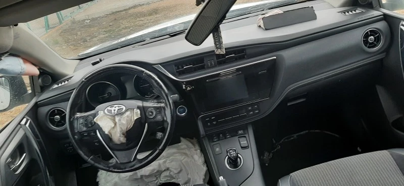 Toyota Auris, снимка 5 - Автомобили и джипове - 40395386