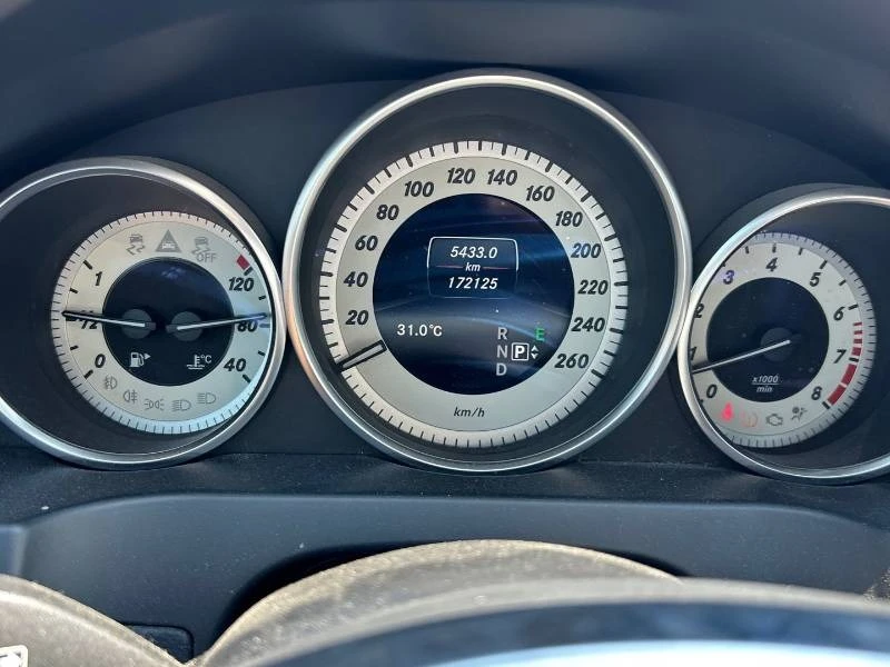 Mercedes-Benz E 400 * 4MATIC * 2 КЛЮЧА * КОМПЛЕКТ ГУМИ * CARFAX, снимка 12 - Автомобили и джипове - 55342611