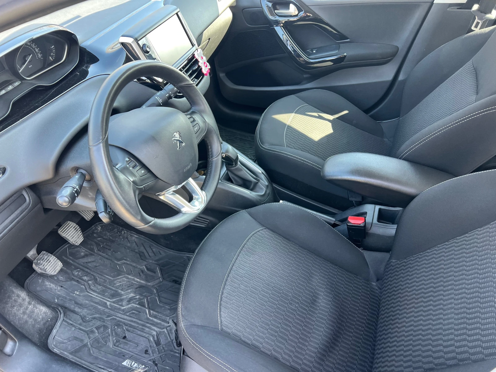 Peugeot 208 1.6 HDI FaceLift, снимка 7 - Автомобили и джипове - 53699892