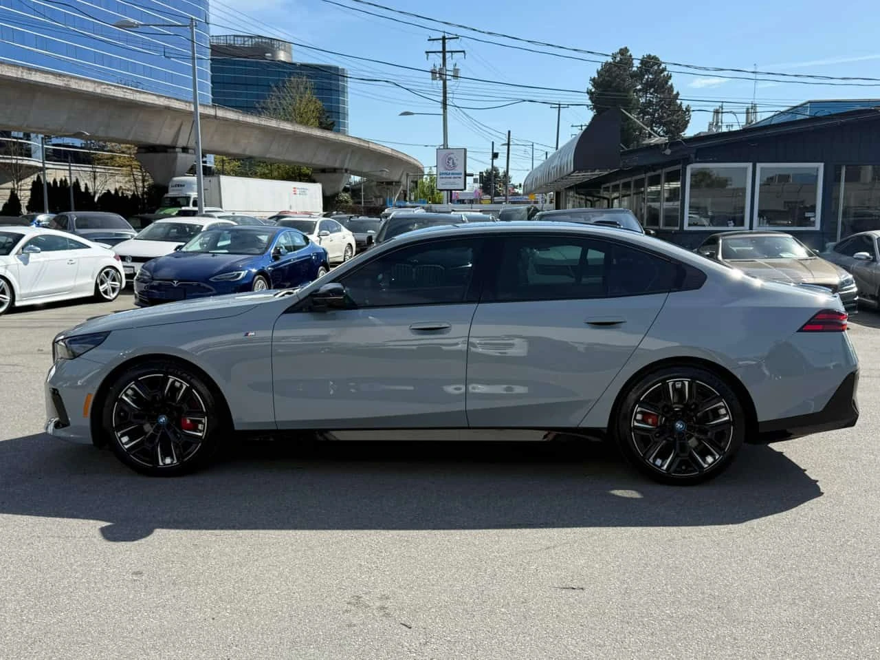 BMW i5 M60 xDrive| M PKG| SWAROWSKI| HUD| 360| , снимка 4 - Автомобили и джипове - 54387254
