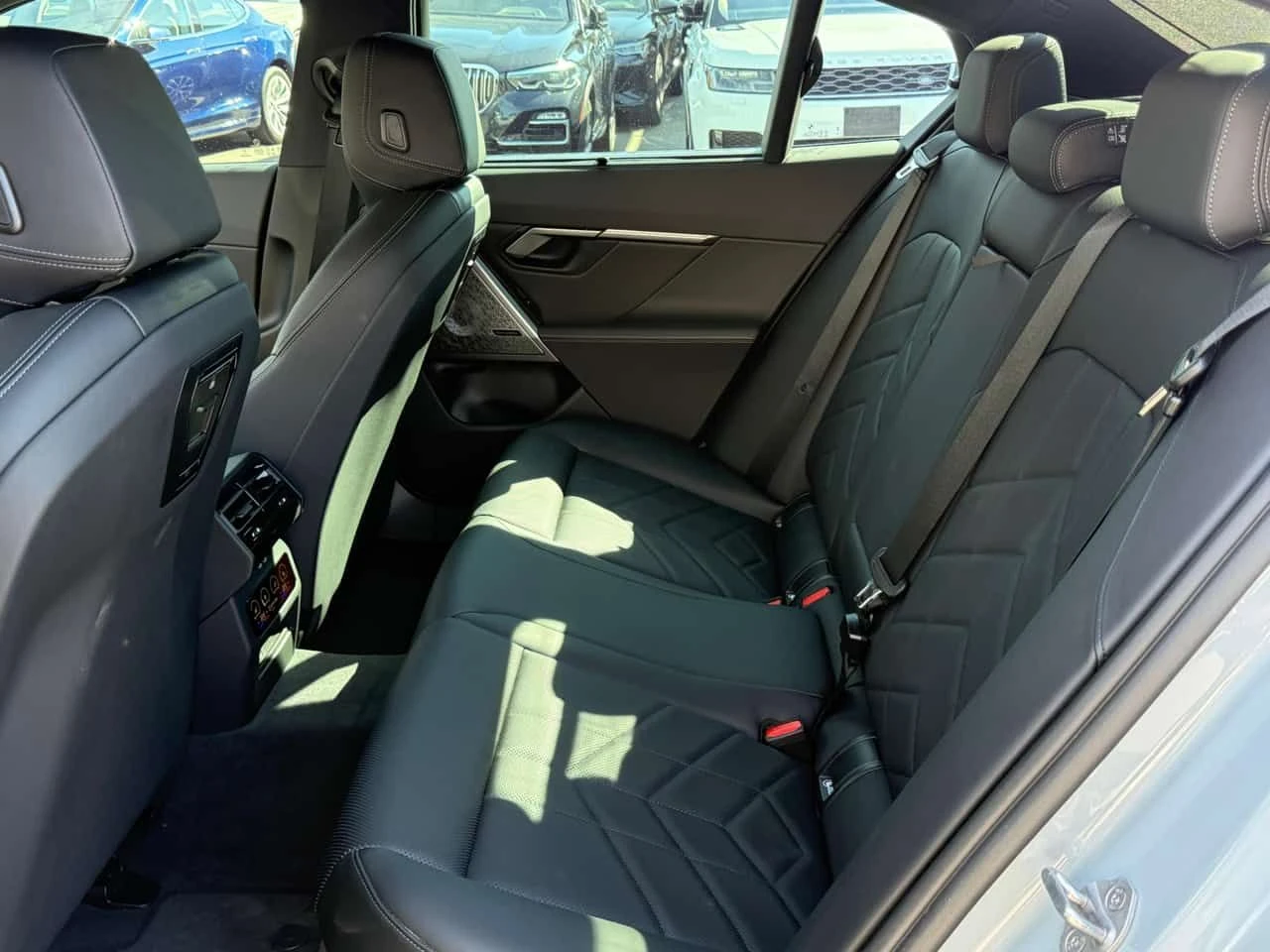 BMW i5 M60 xDrive| M PKG| SWAROWSKI| HUD| 360| , снимка 15 - Автомобили и джипове - 54387254