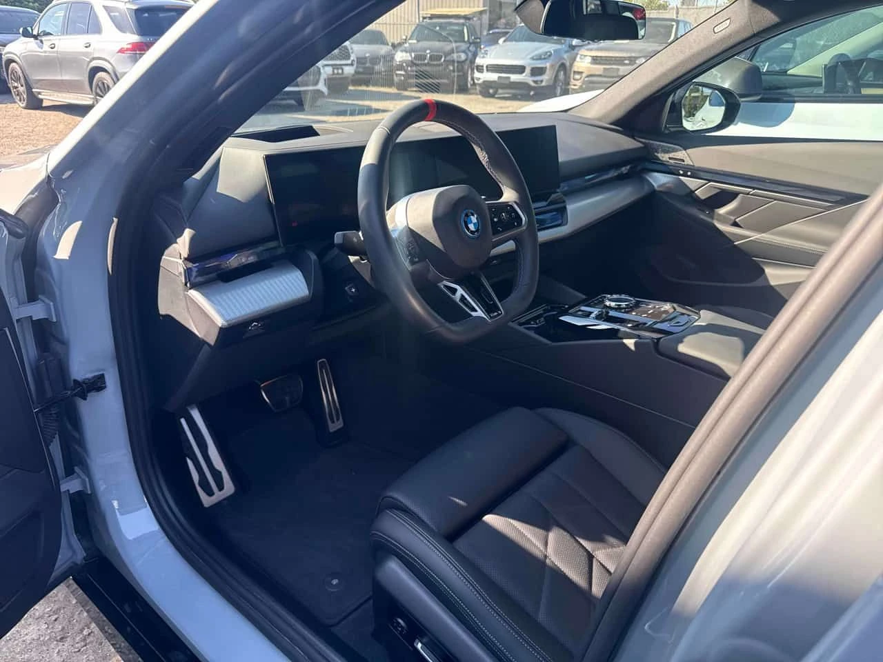 BMW i5 M60 xDrive| M PKG| SWAROWSKI| HUD| 360| , снимка 11 - Автомобили и джипове - 54387254