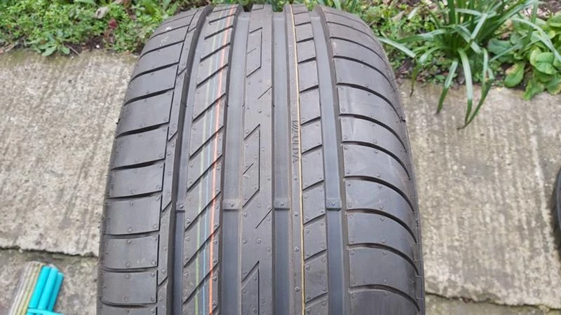 Гуми Летни 235/45R17, снимка 1 - Гуми и джанти - 27928377