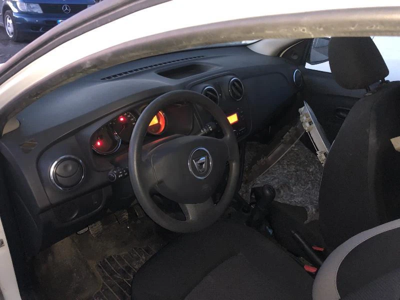 Dacia Sandero 1.5DCI, снимка 6 - Автомобили и джипове - 23650432