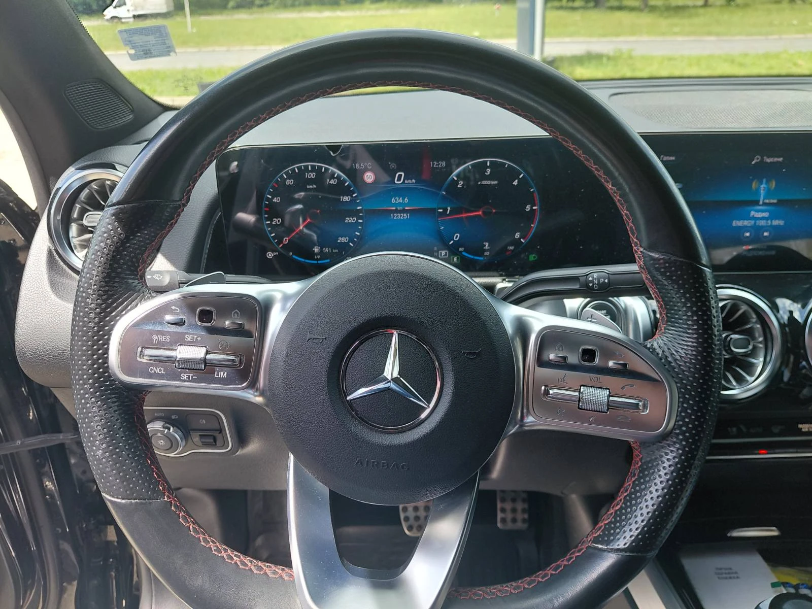 Mercedes-Benz GLB 220d 4MATIC 6+ 1 места, снимка 8 - Автомобили и джипове - 54588016
