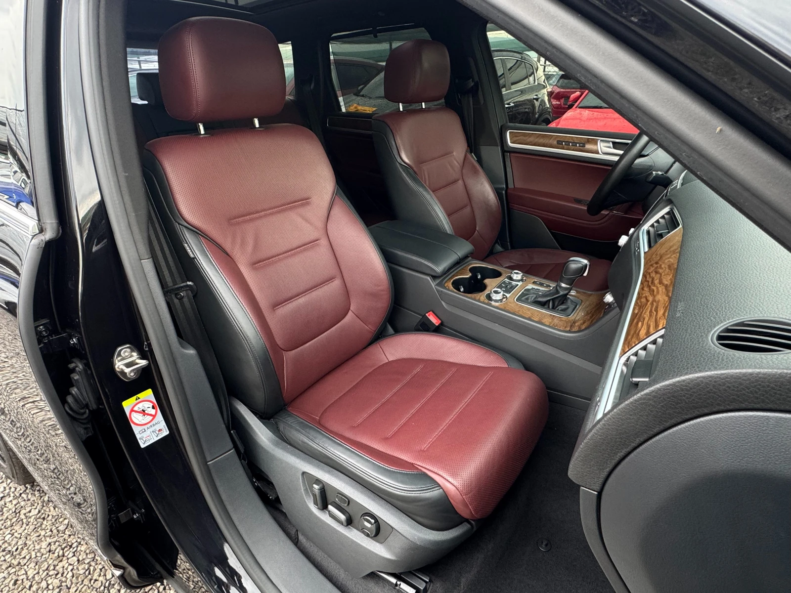 VW Touareg 3.0TDI 4motin ! Exclusive ! FaceLift !, снимка 10 - Автомобили и джипове - 55484943