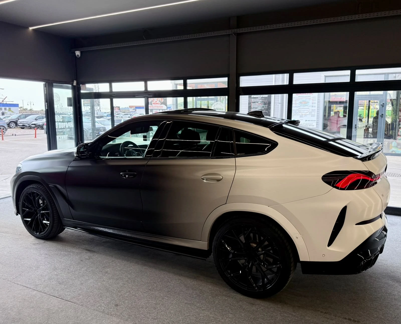 BMW X6 M50i* V8* CSR* xDrive* Pano* Iconic Glow* ЛИЗИНГ , снимка 4 - Автомобили и джипове - 55791405