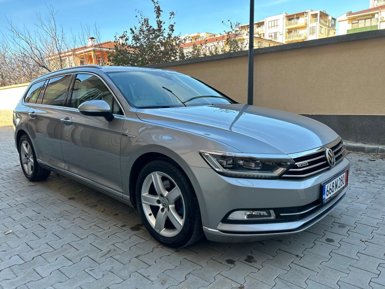 VW Passat 190к.с./4х4/DCC/Дистроник/Памет/Full LED - изображение 3