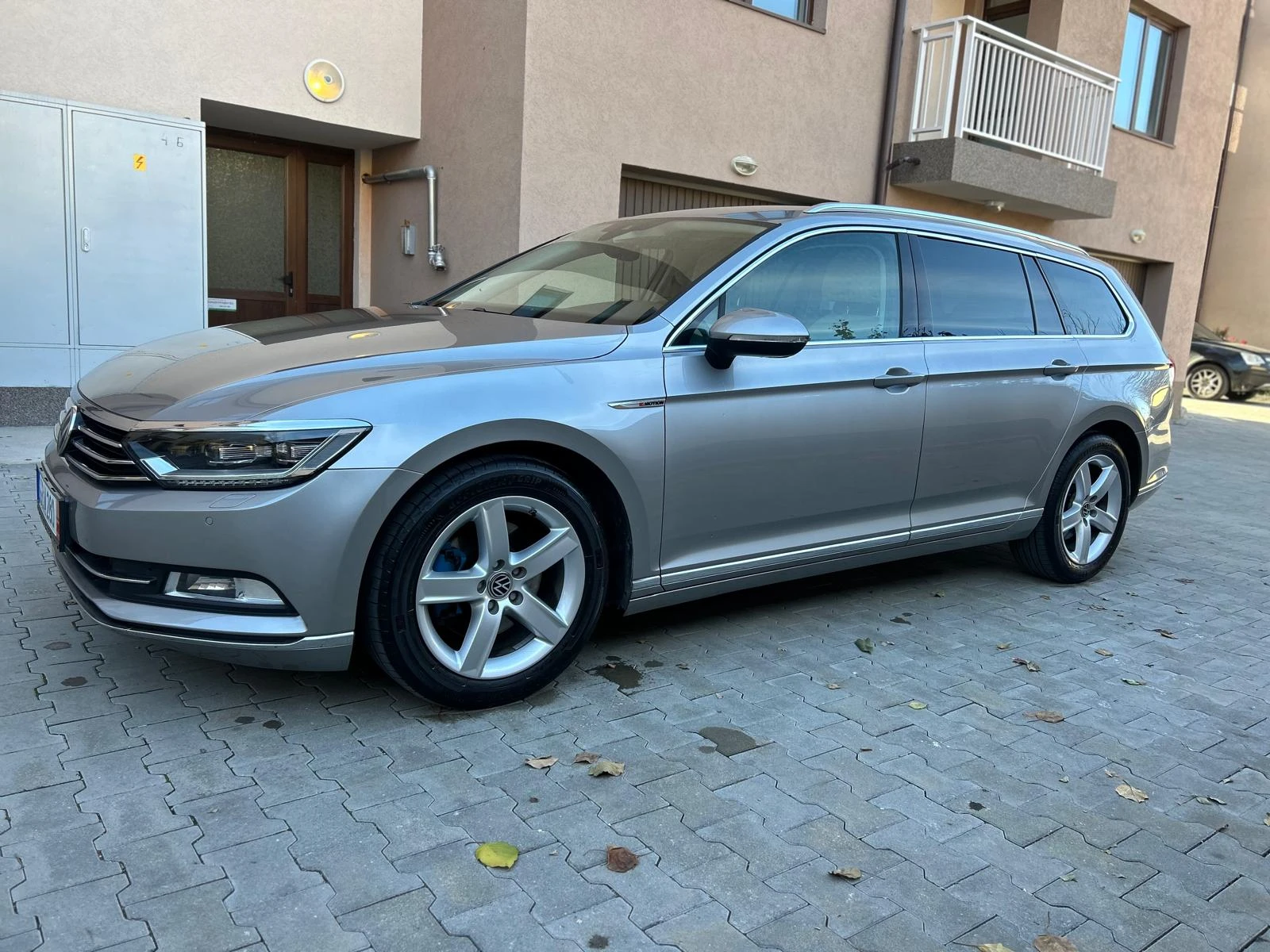 VW Passat 190к.с./4х4/DCC/Дистроник/Памет/Full LED - изображение 2