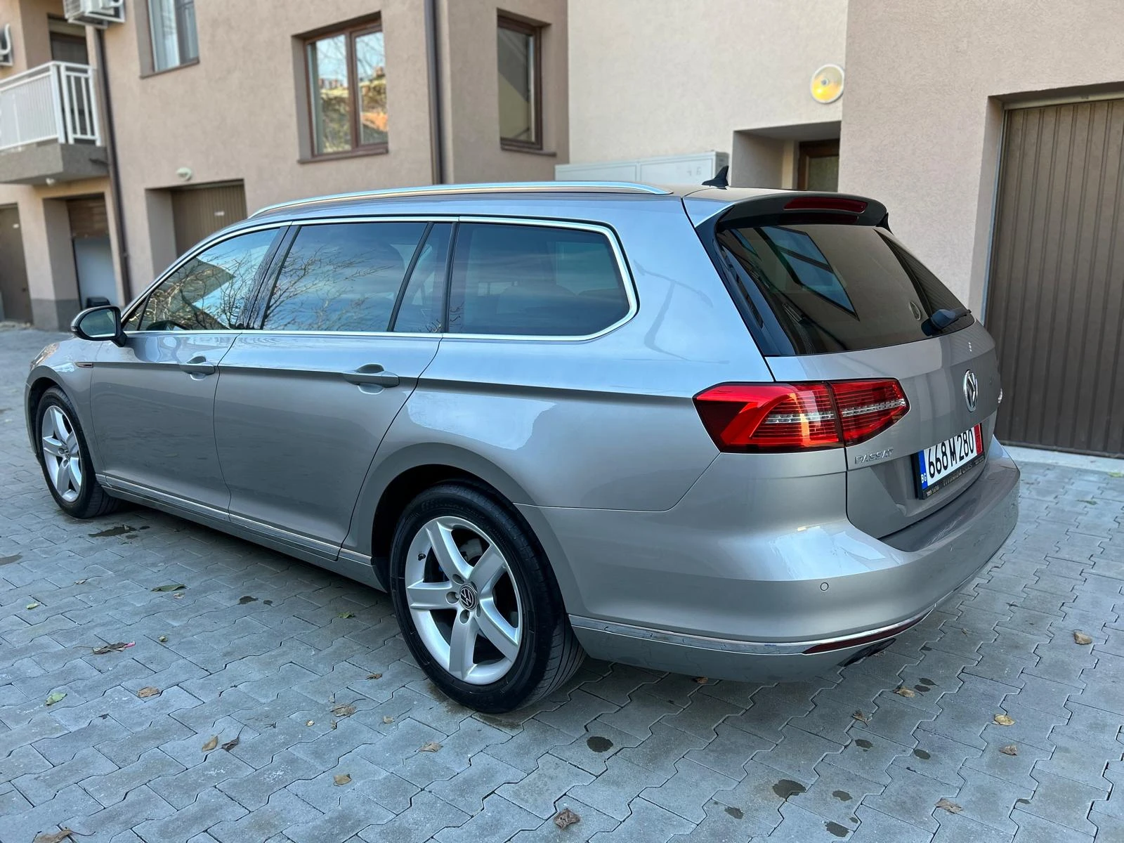 VW Passat 190к.с./4х4/DCC/Дистроник/Памет/Full LED - изображение 5