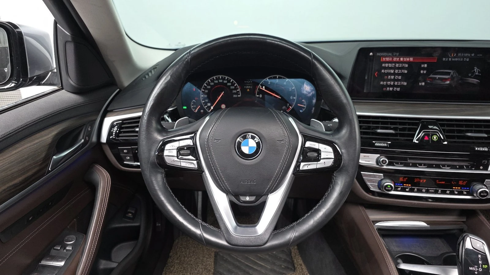 BMW 530 ЛЮК* HUD* ПОДГРЕВ ВОЛАН* ЕЛ. БАГАЖНИК* КРАЙНА ЦЕНА, снимка 15 - Автомобили и джипове - 55344738