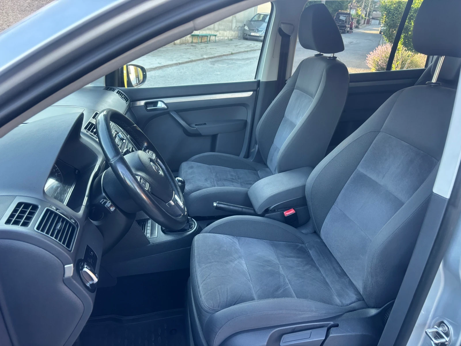 VW Touran 2.0TDI 6+ 1 Common rail , снимка 6 - Автомобили и джипове - 55743654