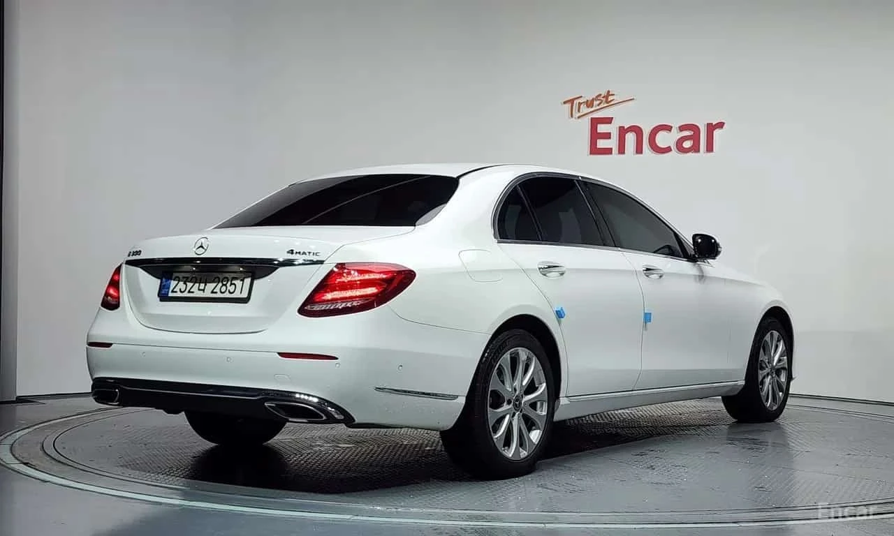 Mercedes-Benz E 300 4MATIC Exclusive | АВТОФИНАНСИРАНЕ, снимка 2 - Автомобили и джипове - 56319089